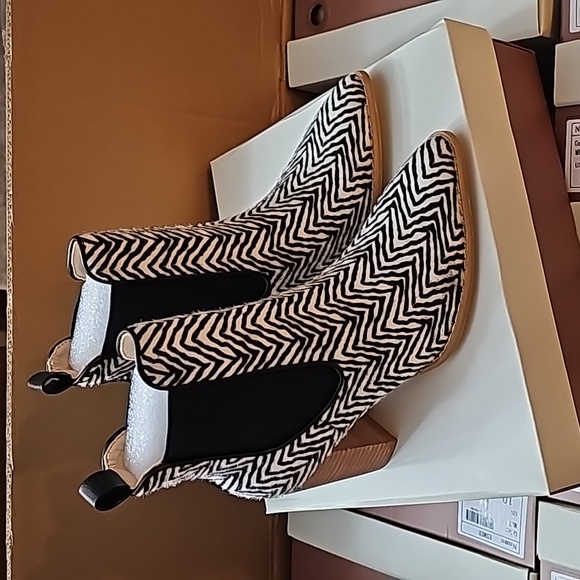 Oasis Society Shoes - OASIS SOCIETY Esmee - Chelsea Boot Heel Women's Size 8.5